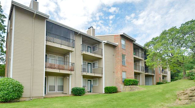 The Green Oaks apartment exterior